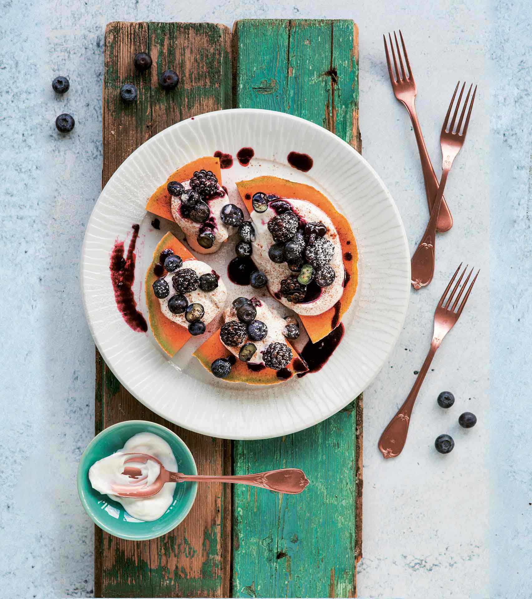 Melon carpaccio with yoghurt and berries - Coop Sole