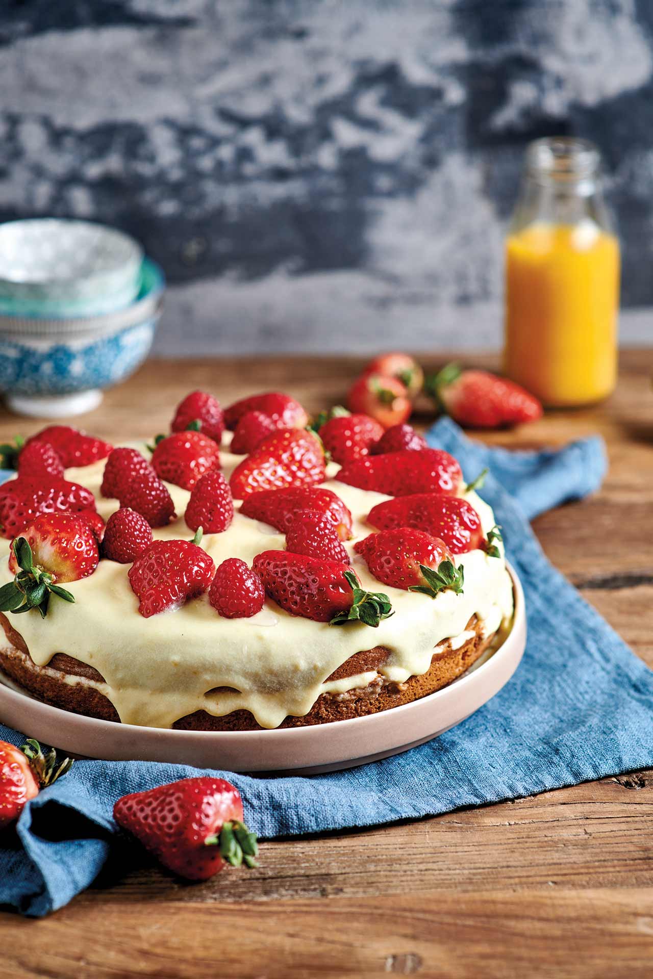 Cake with Chantilly cream, strawberries and raspberries - Coop Sole